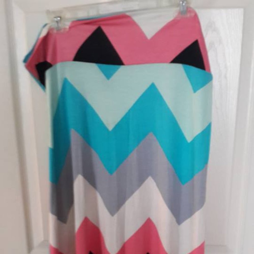 NWT ** Cute Chevron Maxi Skirt